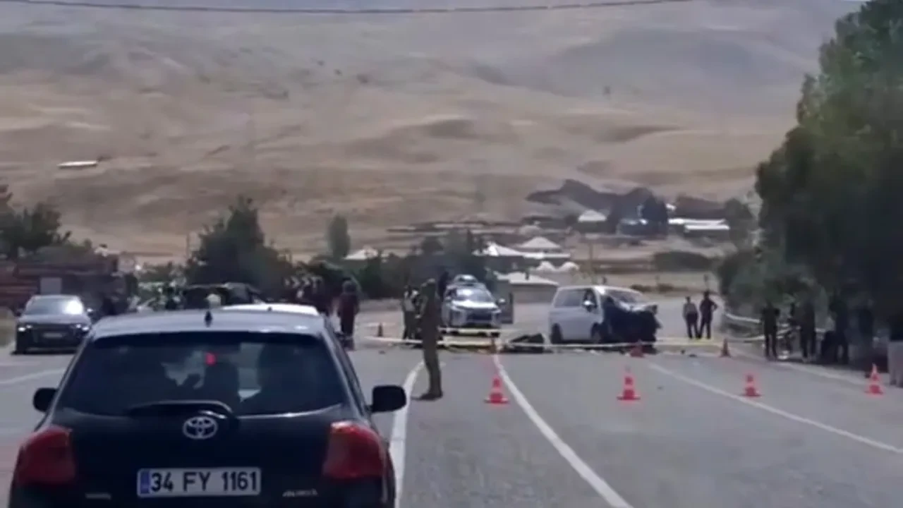 Van’da iki araç kafa kafaya çarpıştı! Ölü ve yaralılar var