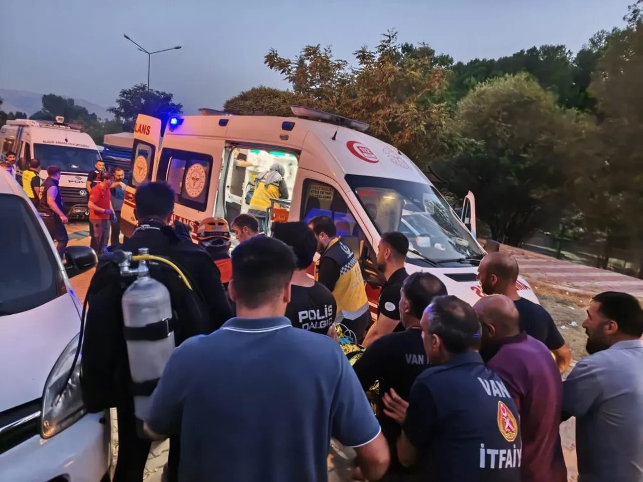 Van'da piknik çok kötü bitti: Suya kapılan eşini ve çocuğunu kurtaran baba hayatını kaybetti