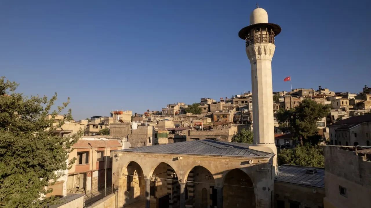 Bakan Ersoy duyurdu: Depremde hasar gören iki tarihî cami Mevlid Kandili’nde yeniden ibadete açılıyor!