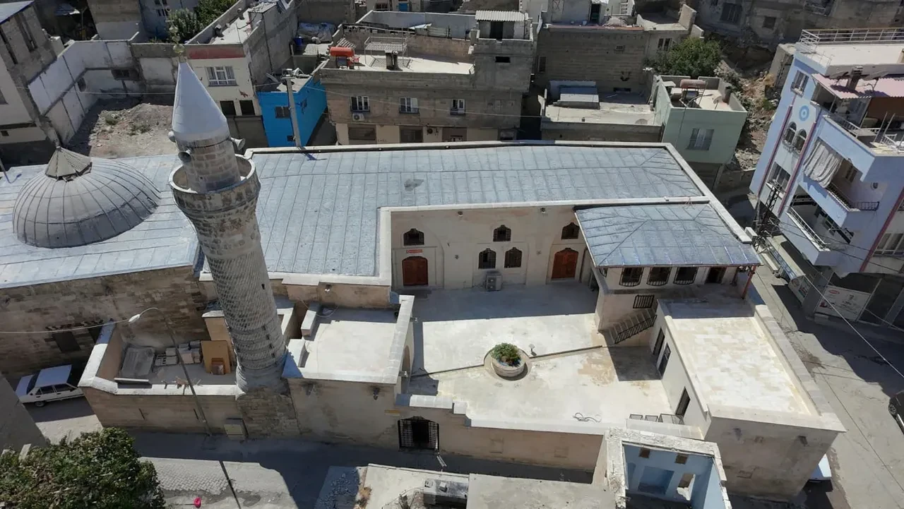 Bakan Ersoy duyurdu: Depremde hasar gören iki tarihî cami Mevlid Kandili’nde yeniden ibadete açılıyor!