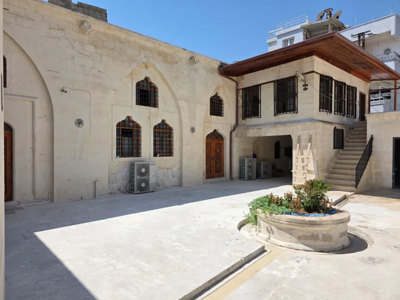 Bakan Ersoy duyurdu: Depremde hasar gören iki tarihî cami Mevlid Kandili’nde yeniden ibadete açılıyor!