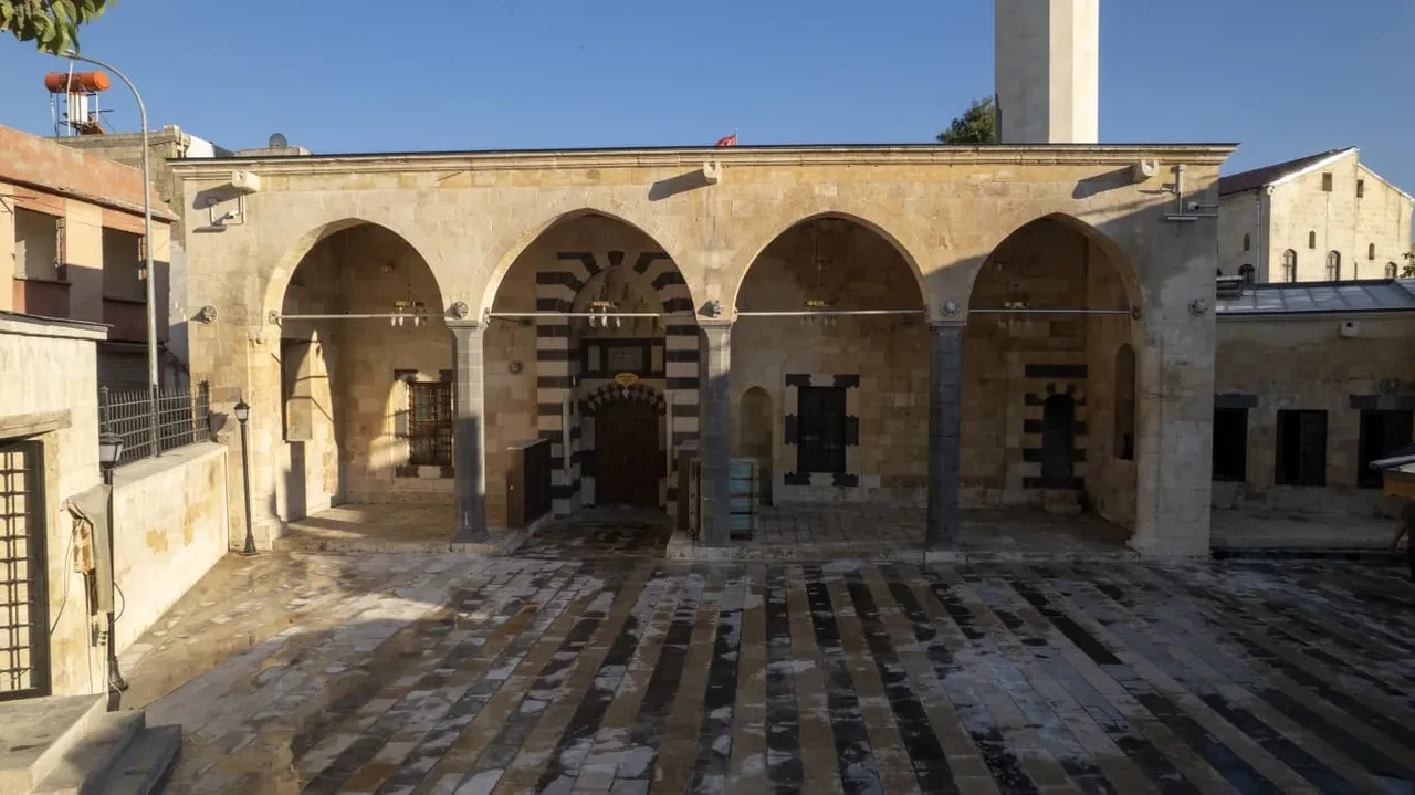 Bakan Ersoy duyurdu: Depremde hasar gören iki tarihî cami Mevlid Kandili’nde yeniden ibadete açılıyor!