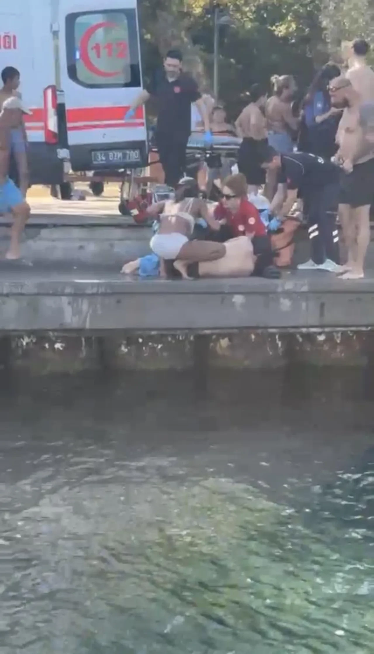 Bebek sahilinde can pazarı: Yüzme bilmeyen kişi denizde boğulma tehlikesi geçirdi