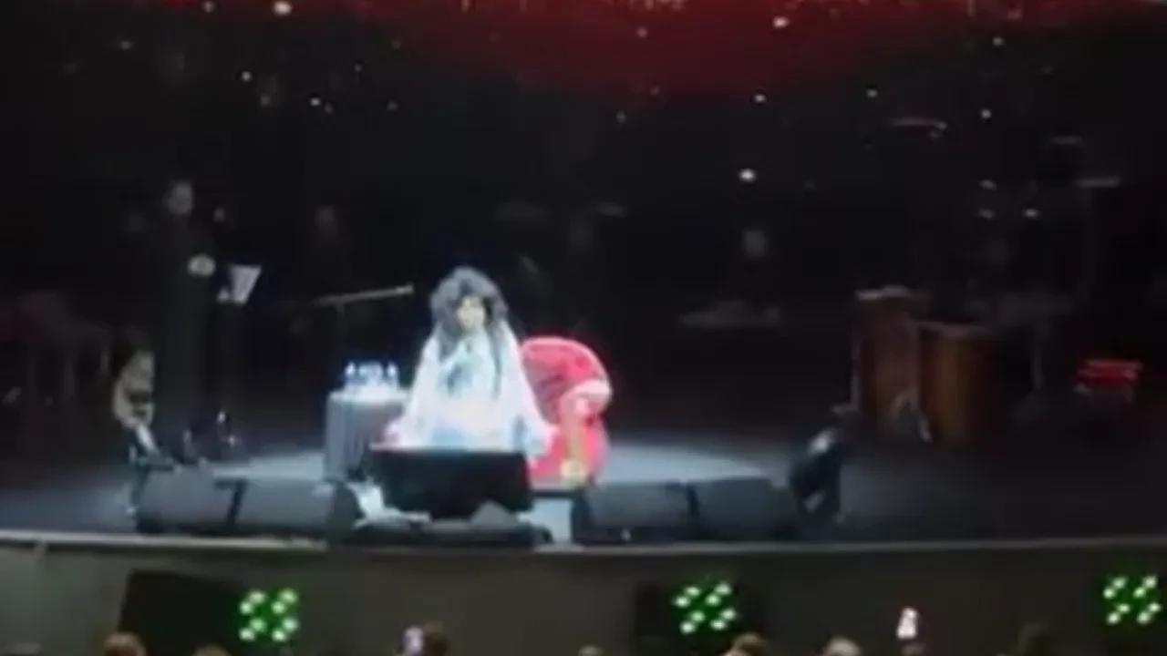 Bülent Ersoy, konser öncesi fenalaştı! Serum alıp sahneye çıktı ama tepkilere sinirlendi