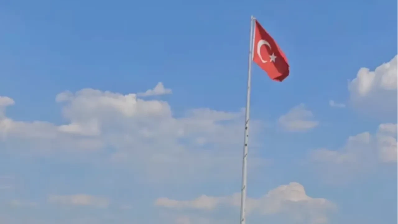Burdur'da şoke eden alçaklık: Avşar Tepe'deki Türk bayrağına tüfekle ateş edildiği iddiası üzerine Burdur Valiliği harekete geçti