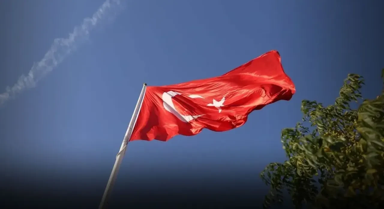 Burdur'da şoke eden alçaklık: Avşar Tepe'deki Türk bayrağına tüfekle ateş edildiği iddiası üzerine Burdur Valiliği harekete geçti
