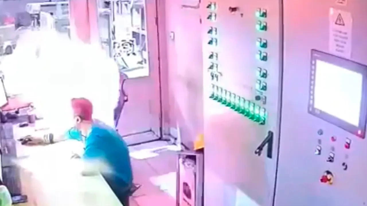 Çakmağı ateşledi, fabrika bir anda alev topuna döndü! Patlama anı kamerada!