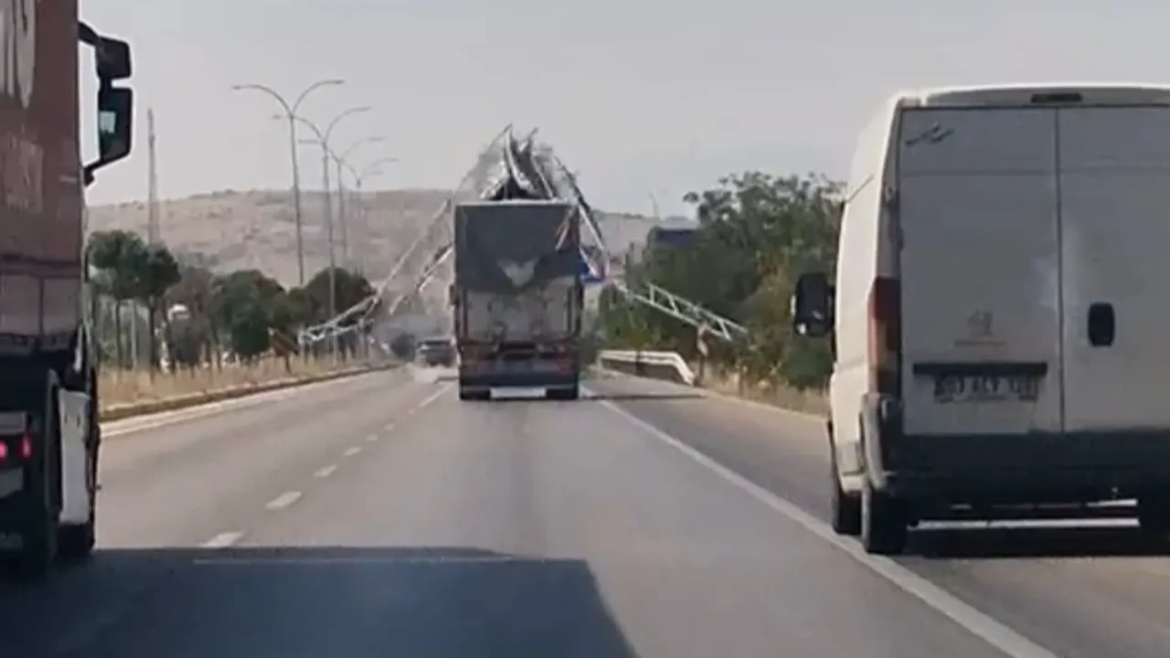 Damperi açık unutulan kamyon yön levhasına yıktı! Korkunç anlar kamerada 