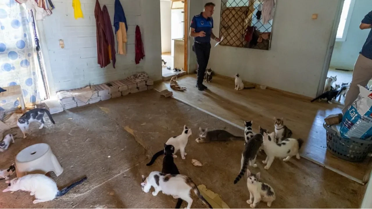 Ekipler gözlerine inanamadı! 'Çöp ev' ihbarının arkasından bakın ne çıktı! Meğer kokunun kaynağı...