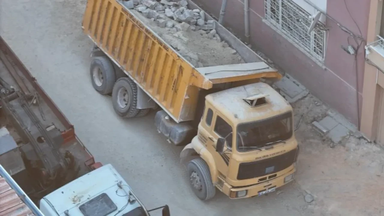 Eskişehir’de yol çöktü: Yüklü kamyon oluşan çukura düştü