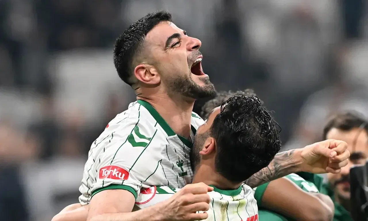 Fenerbahçe'den savunmaya taze kan! İsmail Kartal duyurmuştu: Eski yıldız ile anlaşma tamam