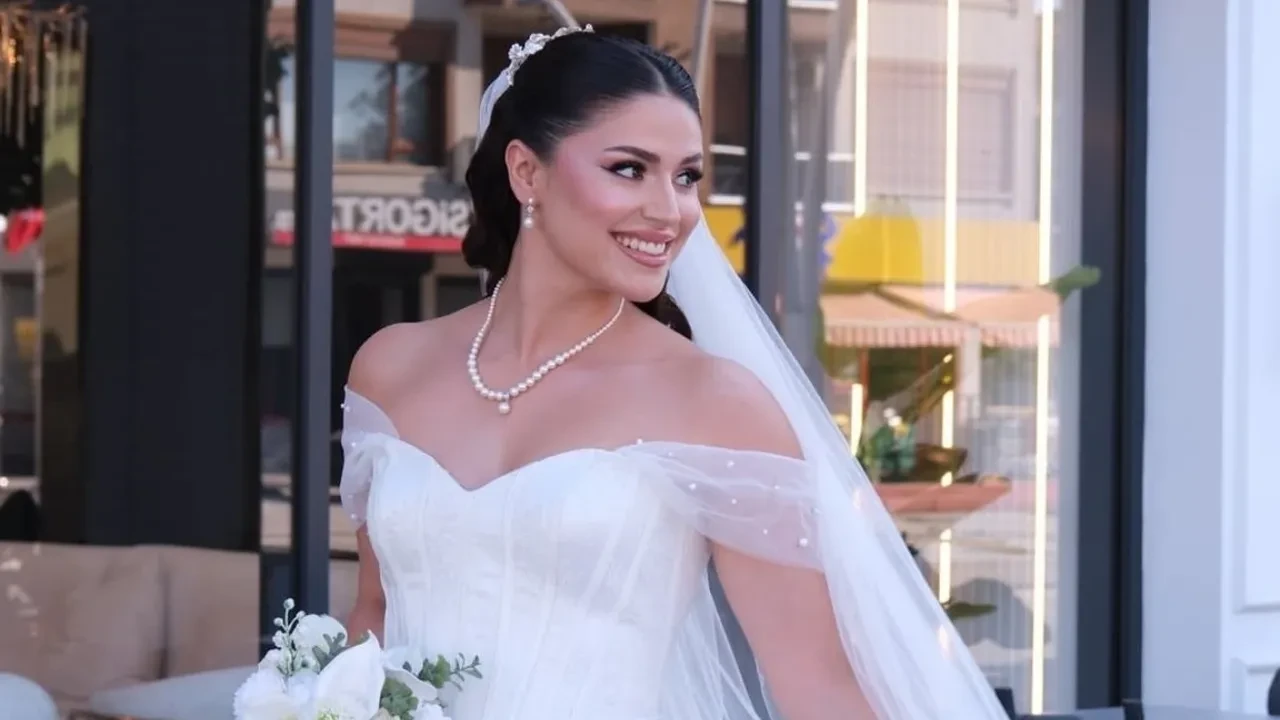 Maldivler’de evlilik teklifi alan Survivor Ayşe Yüksel evlendi! Gelinlik seçimi beğeni topladı
