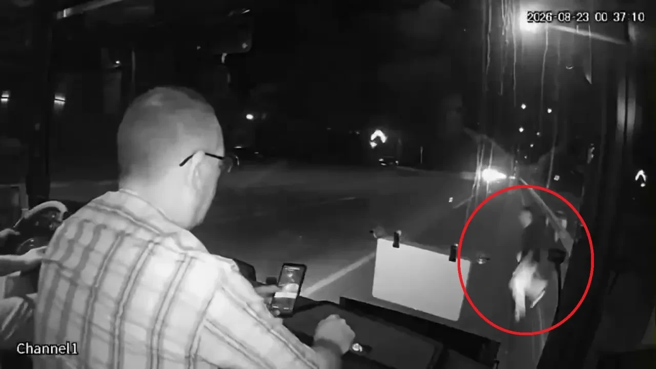 Otobüsün çarptığı 17 yaşındaki genç hayatını kaybetti: Acı sonu güvenlik kamerası kaydetti