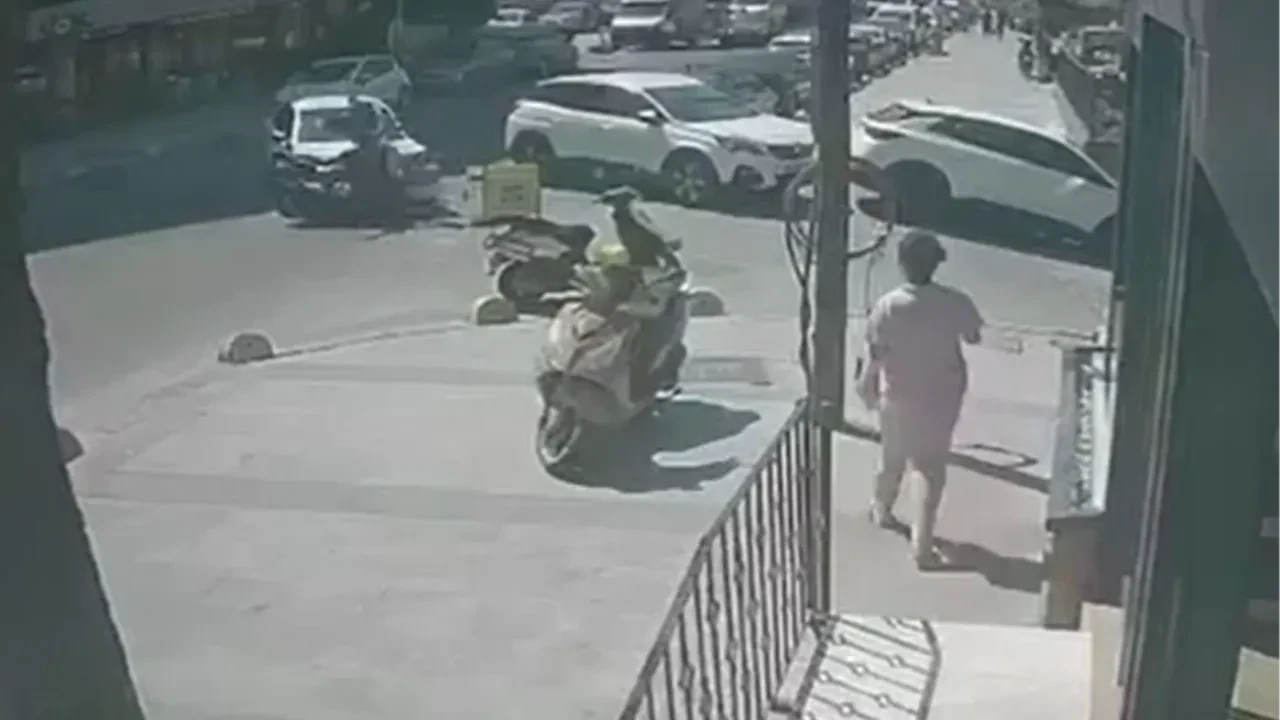 Otomobile çarpan motosikletli havada takla attı! Feci kaza kamerada