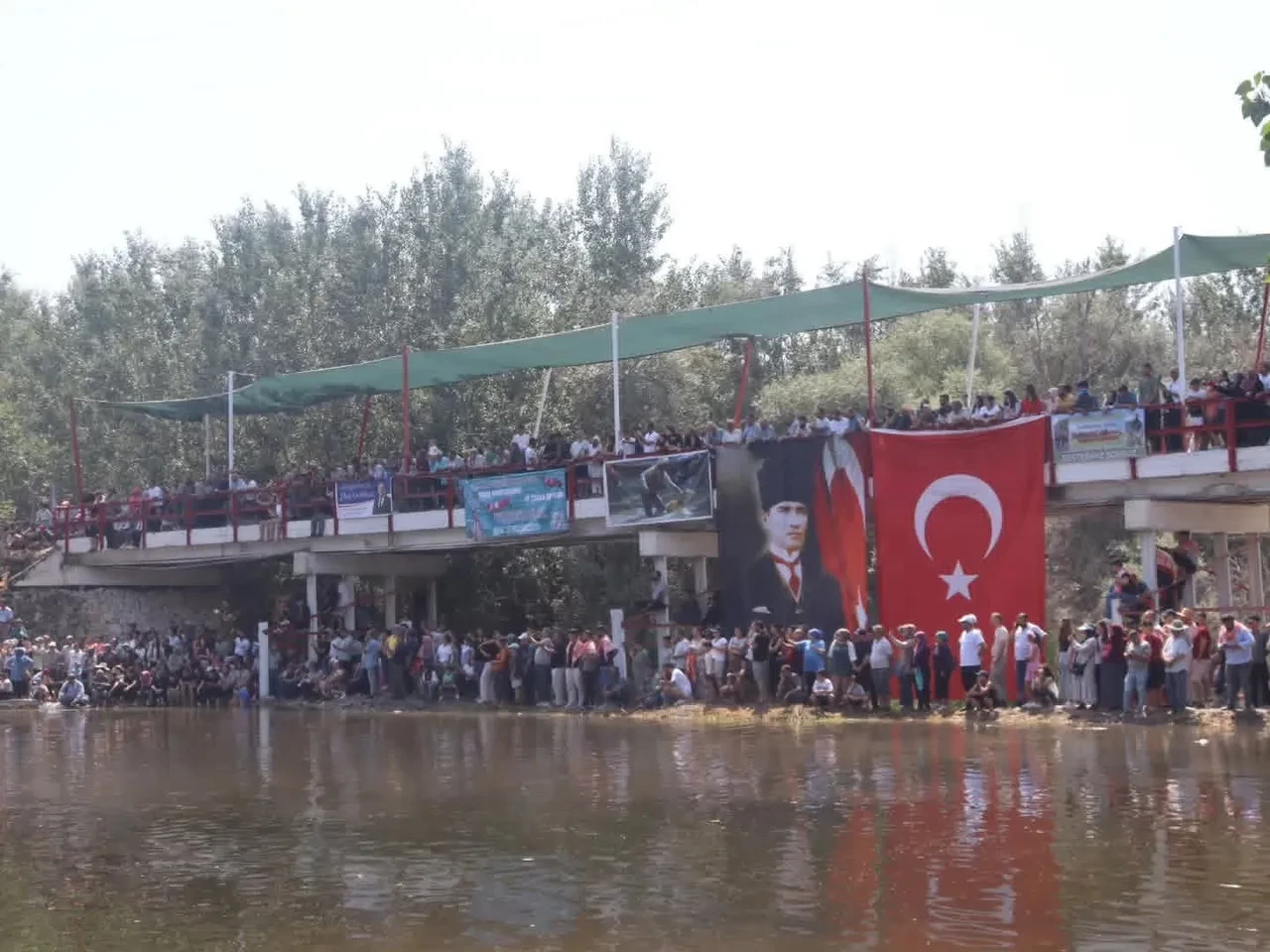 Tam 853 yıldır aynı geleneğe devam ediyorlar! Birinci olmak için koyun sürüleriyle suya girdiler