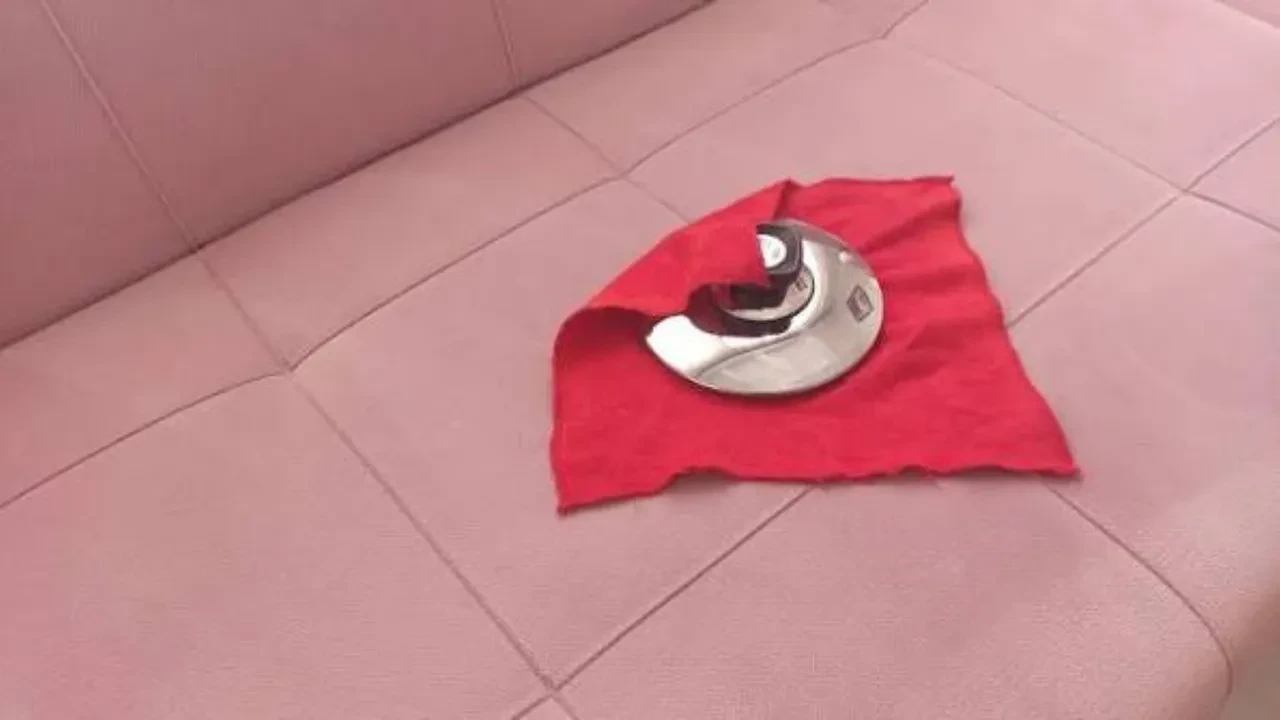 Tencere kapağıyla tüm koltuklarımı parlattım! Buharlı makinalara para vermeyin