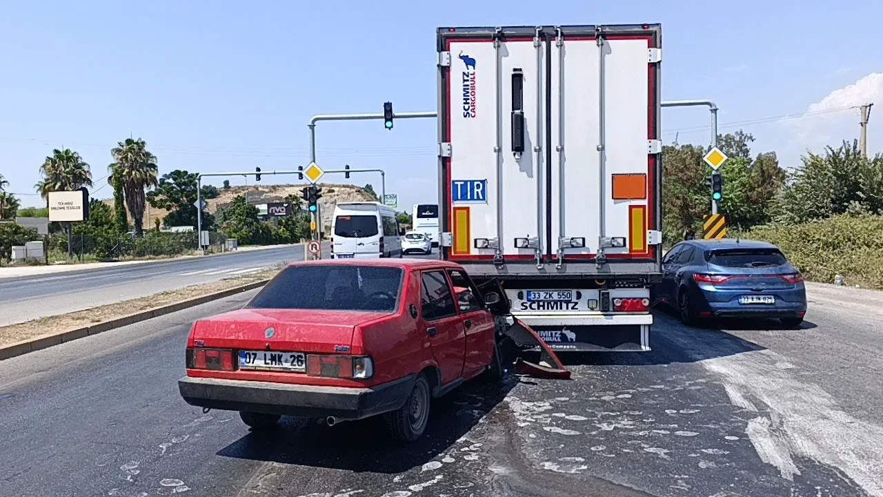 Tıra arkadan çarpan otomobil hurdaya döndü! Feci kaza kamerada 