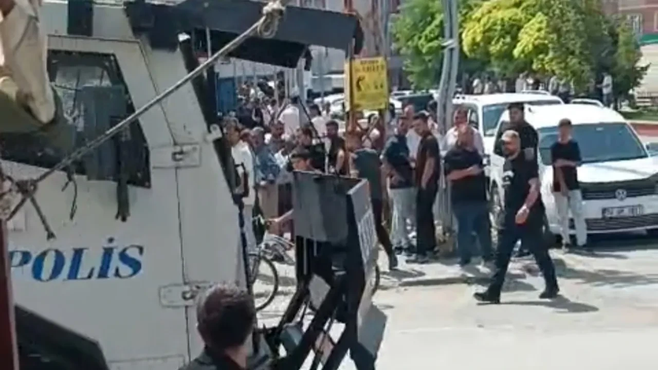 Van'da iki aile arasında taşlı sopalı kavga: Polisler, TOMA ve göz yaşartıcı gazla ayırabildi