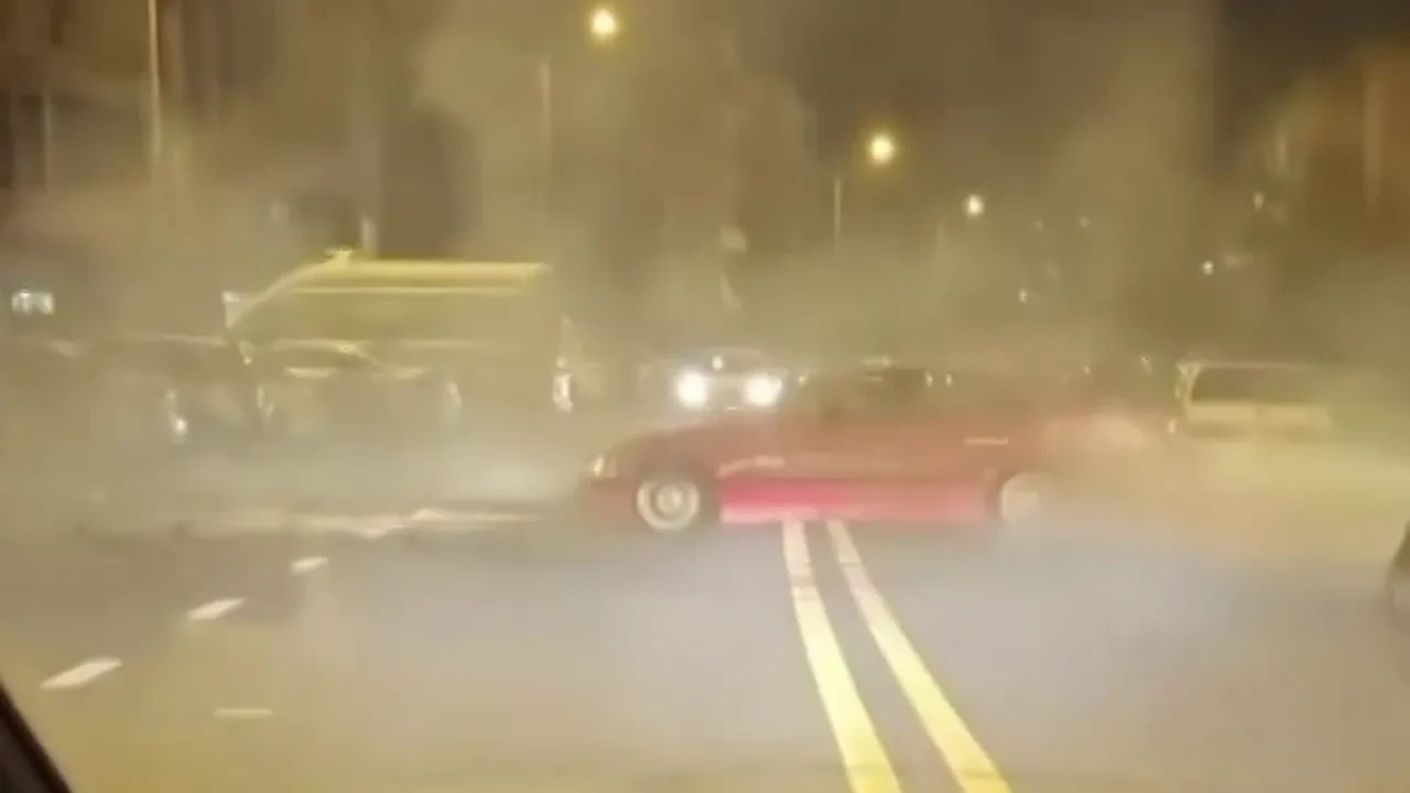 Yolun ortasında bir anda drift atmaya başladı! Tehlike dolu anları sürücüler kaydetti
