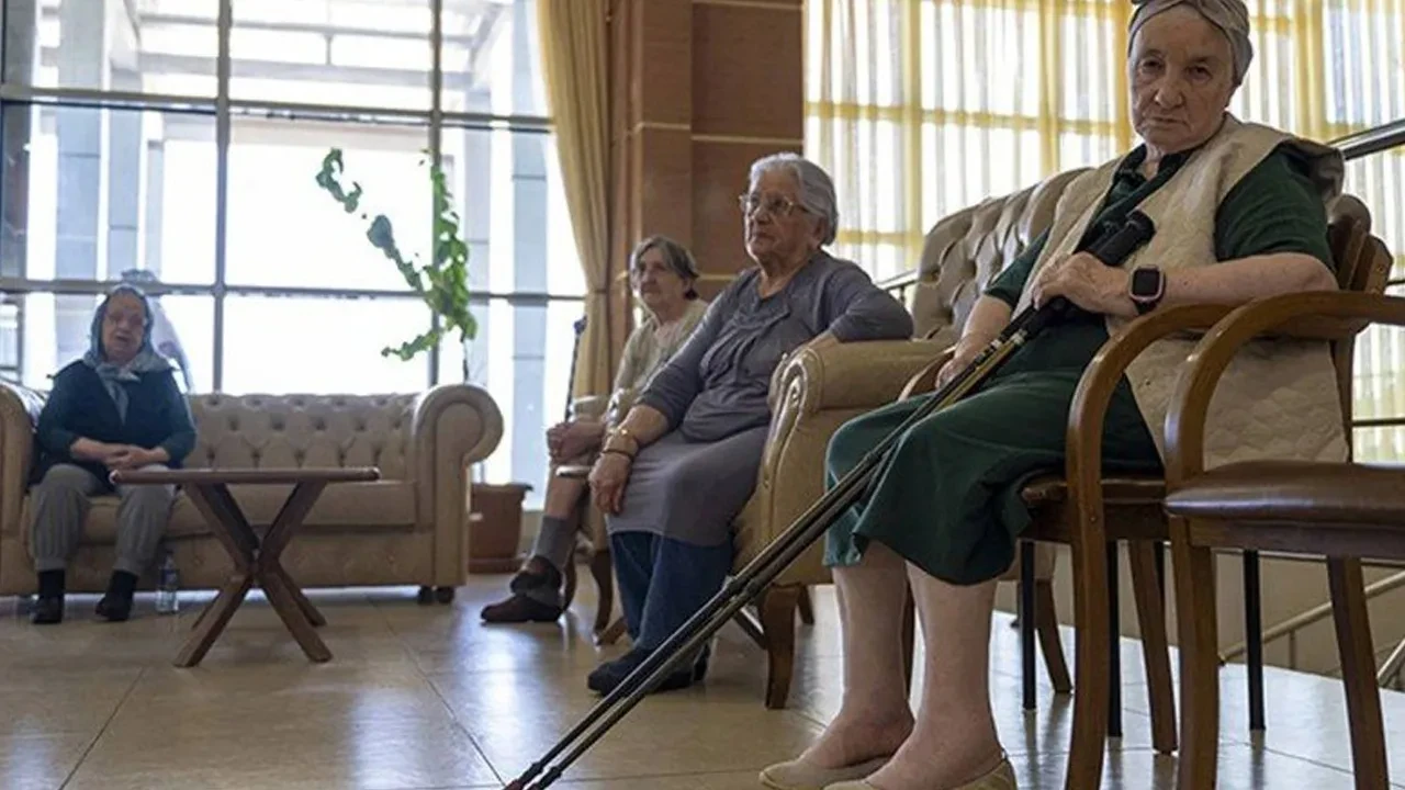 500 ilçeden daha kalabalık! Yaşlı nüfus artıyor: Huzurevlerinde talep patladı