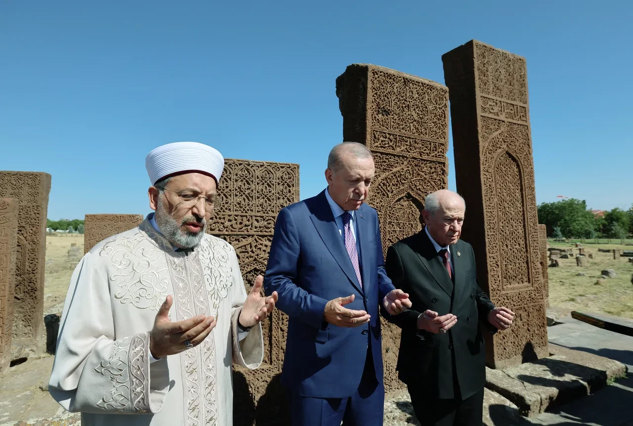 Ahlat'ta Cumhur zirvesi! Cumhurbaşkanı Erdoğan ve Devlet Bahçeli baş başa görüştü