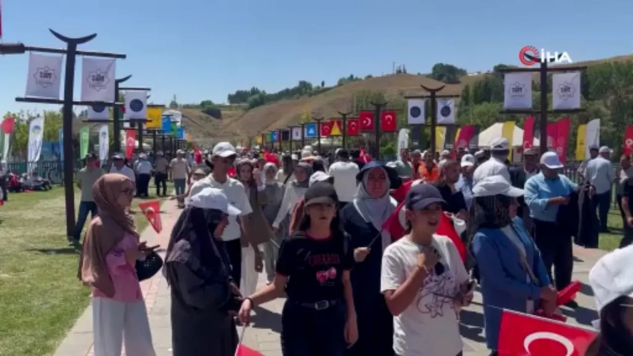 Ahlat’ta Cumhurbaşkanı Erdoğan heyecanı: Vatandaşlar Millet Bahçesi’ne akın etti
