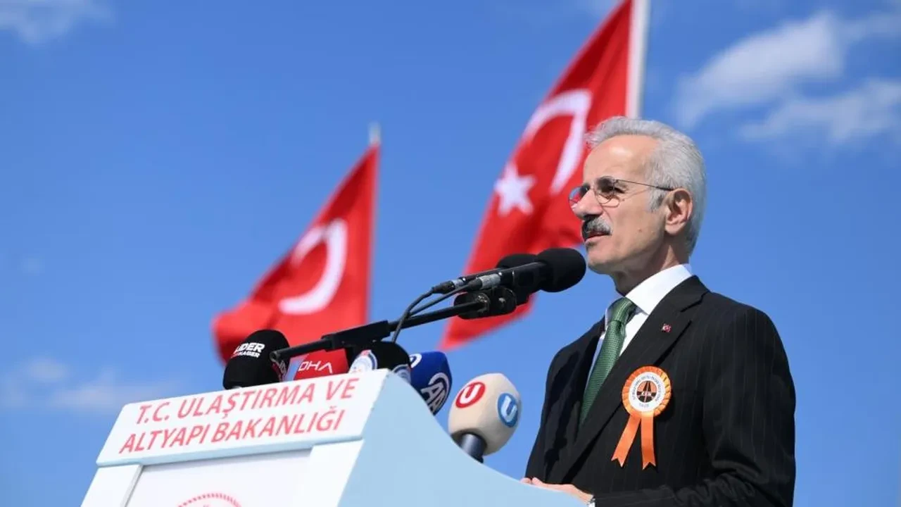Bakan Uraloğlu duyurdu! 2,5 saatlik yol 36 dakikaya düşecek 