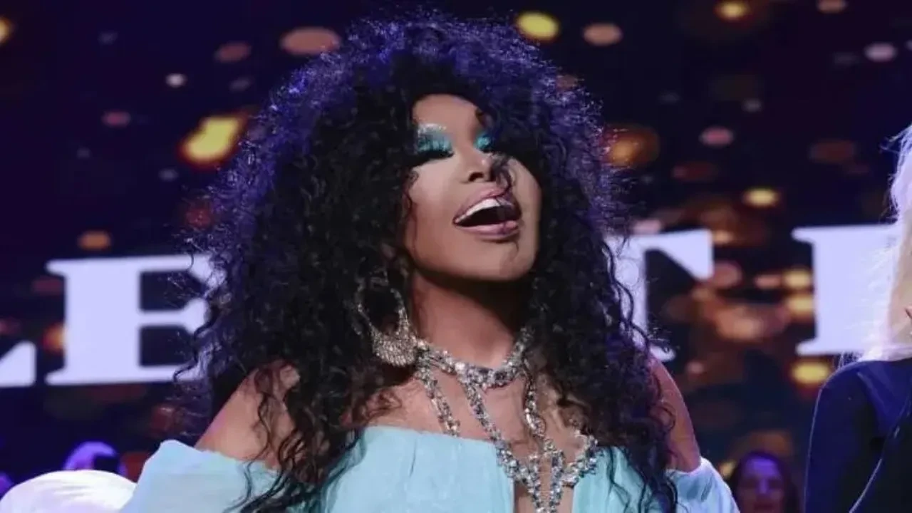 Bülent Ersoy bu kez sosyal medyada sert tepki gösterdi! Sahneye geç çıktı, seyirciyle kavga etti