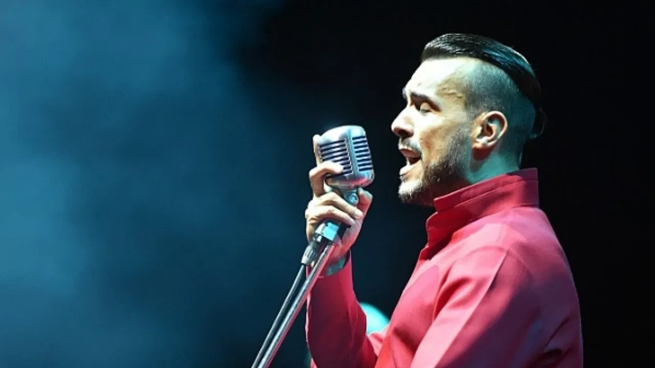 Cem Adrian’dan alkışlanacak hareket! Abonelik gelirlerini köy okullarına bağışlayacak