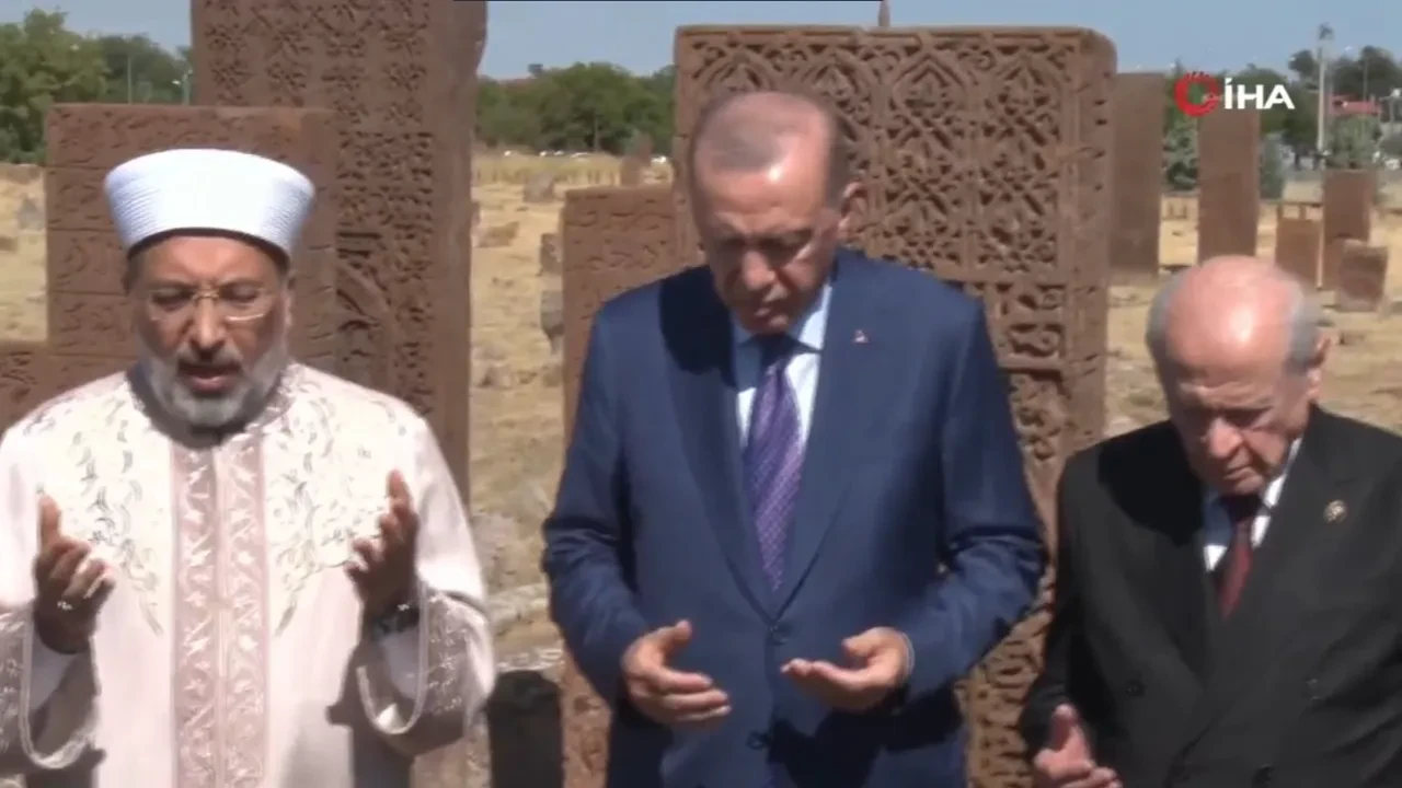Cumhurbaşkanı Erdoğan ve Devlet Bahçeli, Selçuklu Kabristanı'nı ziyaret etti