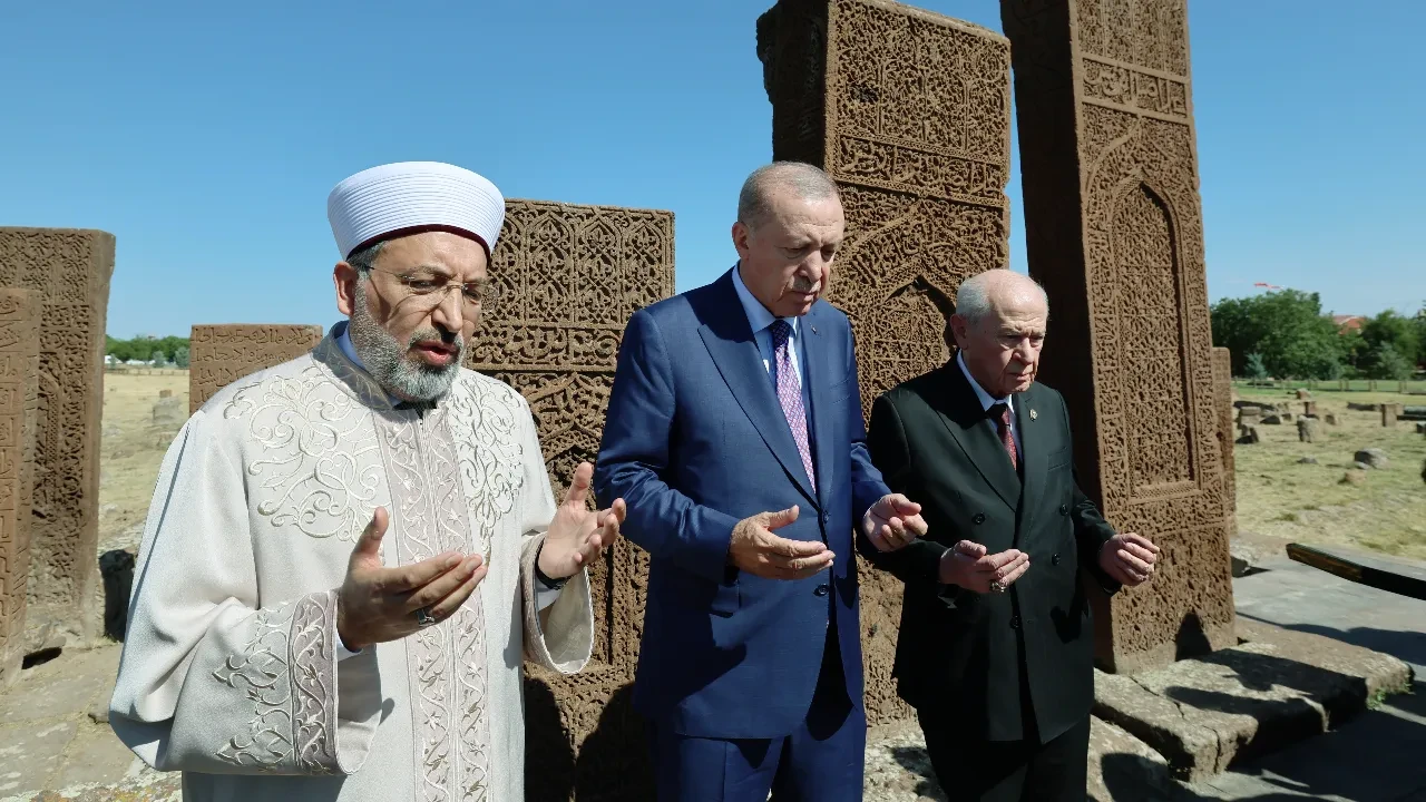 Cumhurbaşkanı Erdoğan ve Devlet Bahçeli, Selçuklu Kabristanı'nı ziyaret etti