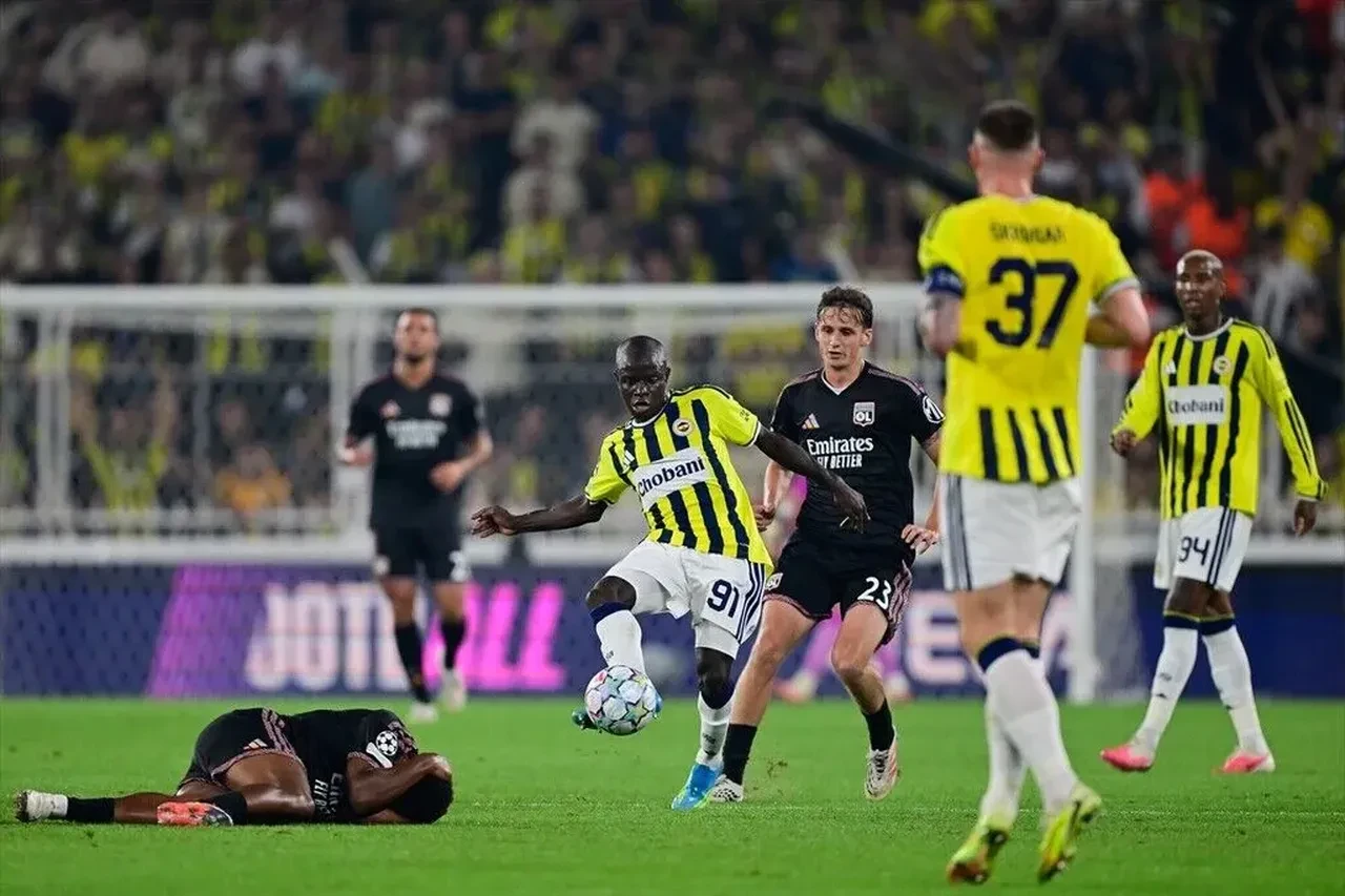 Fenerbahçe maçı hangi kanalda? Lyon maçı ŞİFRESİZ kanal bilgileri açıklandı