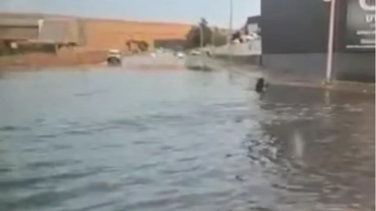 Gaziantep'de fırtına ve sağanak alarmı: Caddeler göle döndü