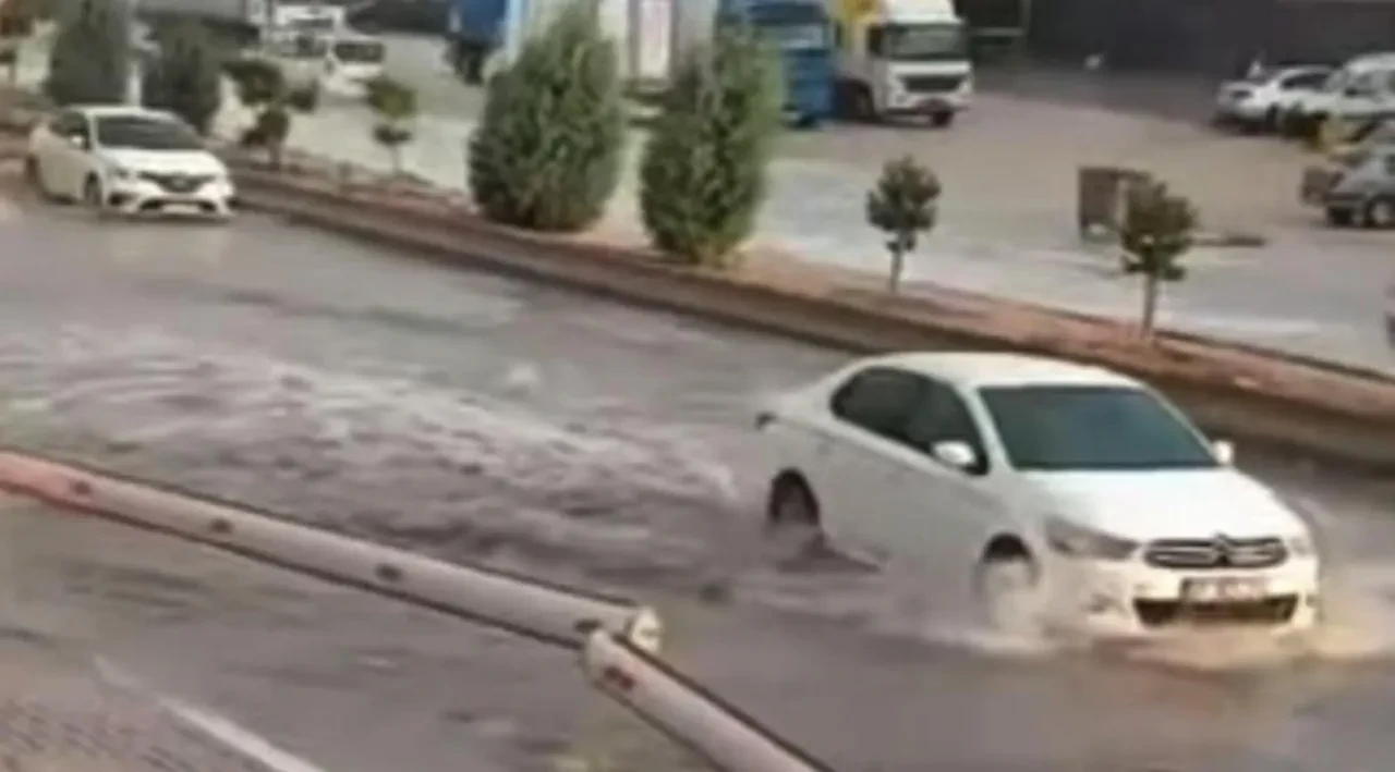 Gaziantep'de fırtına ve sağanak alarmı: Caddeler göle döndü