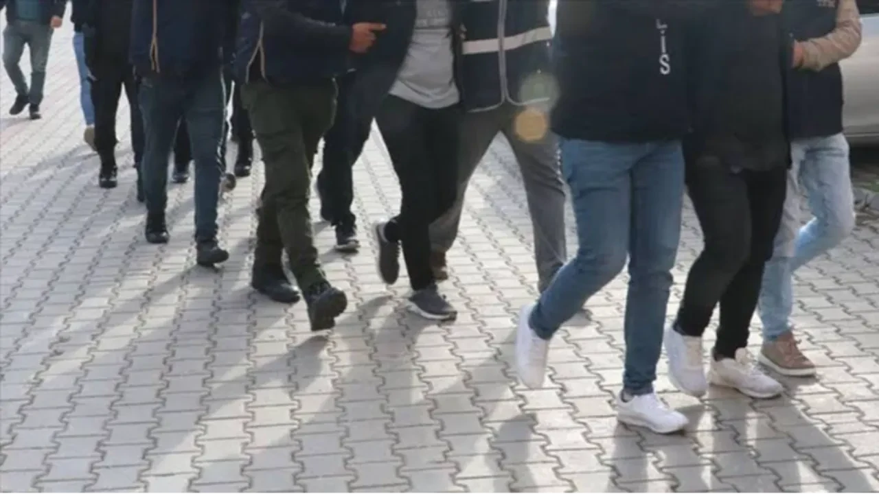 İzmir'de DEAŞ'a ağır darbe! Örgüt kitapları ele geçirildi: 26 gözaltı