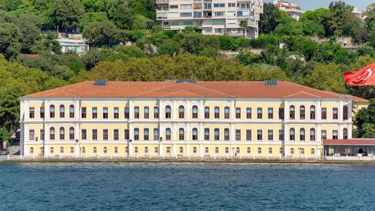 Kabataş Erkek Lisesi özel mi? Kabataş Erkek Lisesi kaç kişi alıyor, taban puanı 2026 kaç?