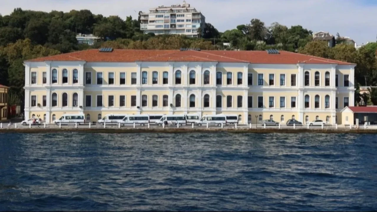 Kabataş Erkek Lisesi özel mi? Kabataş Erkek Lisesi kaç kişi alıyor, taban puanı 2026 kaç?