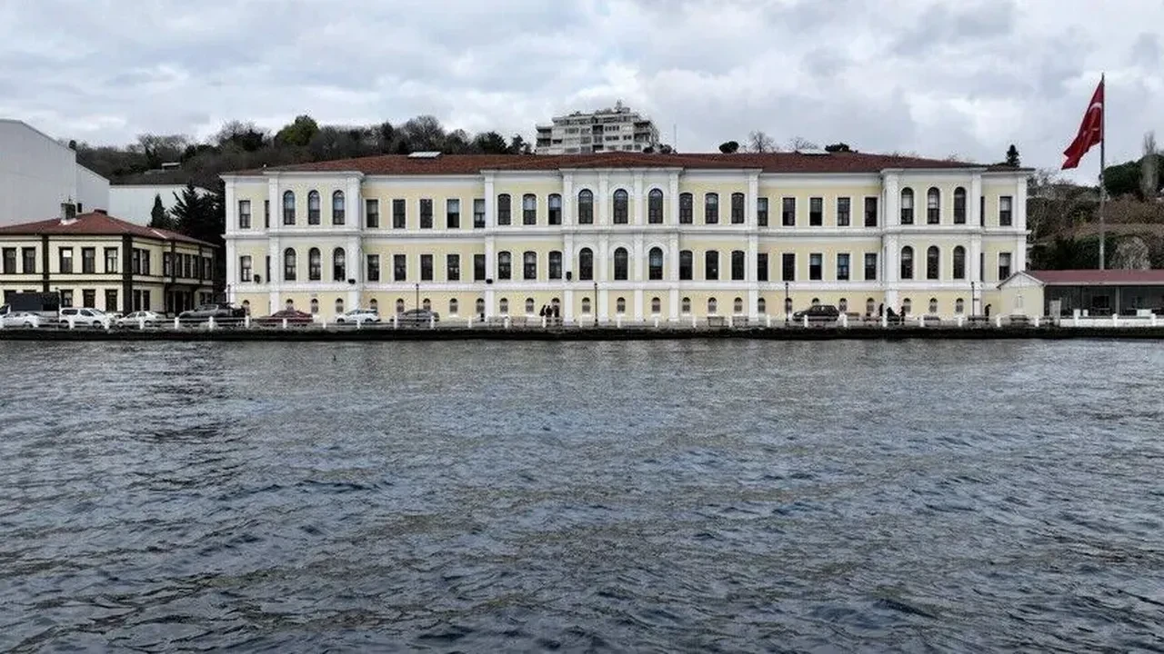 Kabataş Erkek Lisesi özel mi? Kabataş Erkek Lisesi kaç kişi alıyor, taban puanı 2026 kaç?