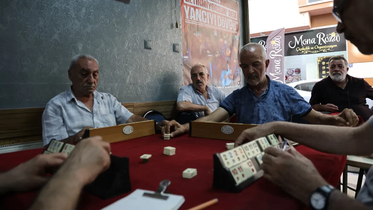 Kahvehanede 'Yancı' krizine ilginç çözüm: Afişi gören fotoğraf çektiriyor