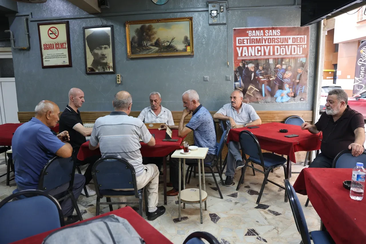Kahvehanede 'Yancı' krizine ilginç çözüm: Afişi gören fotoğraf çektiriyor