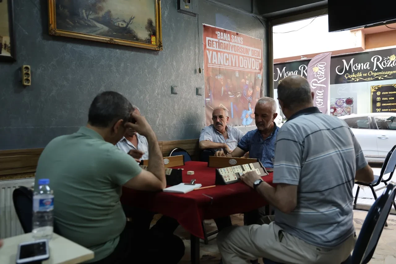 Kahvehanede 'Yancı' krizine ilginç çözüm: Afişi gören fotoğraf çektiriyor