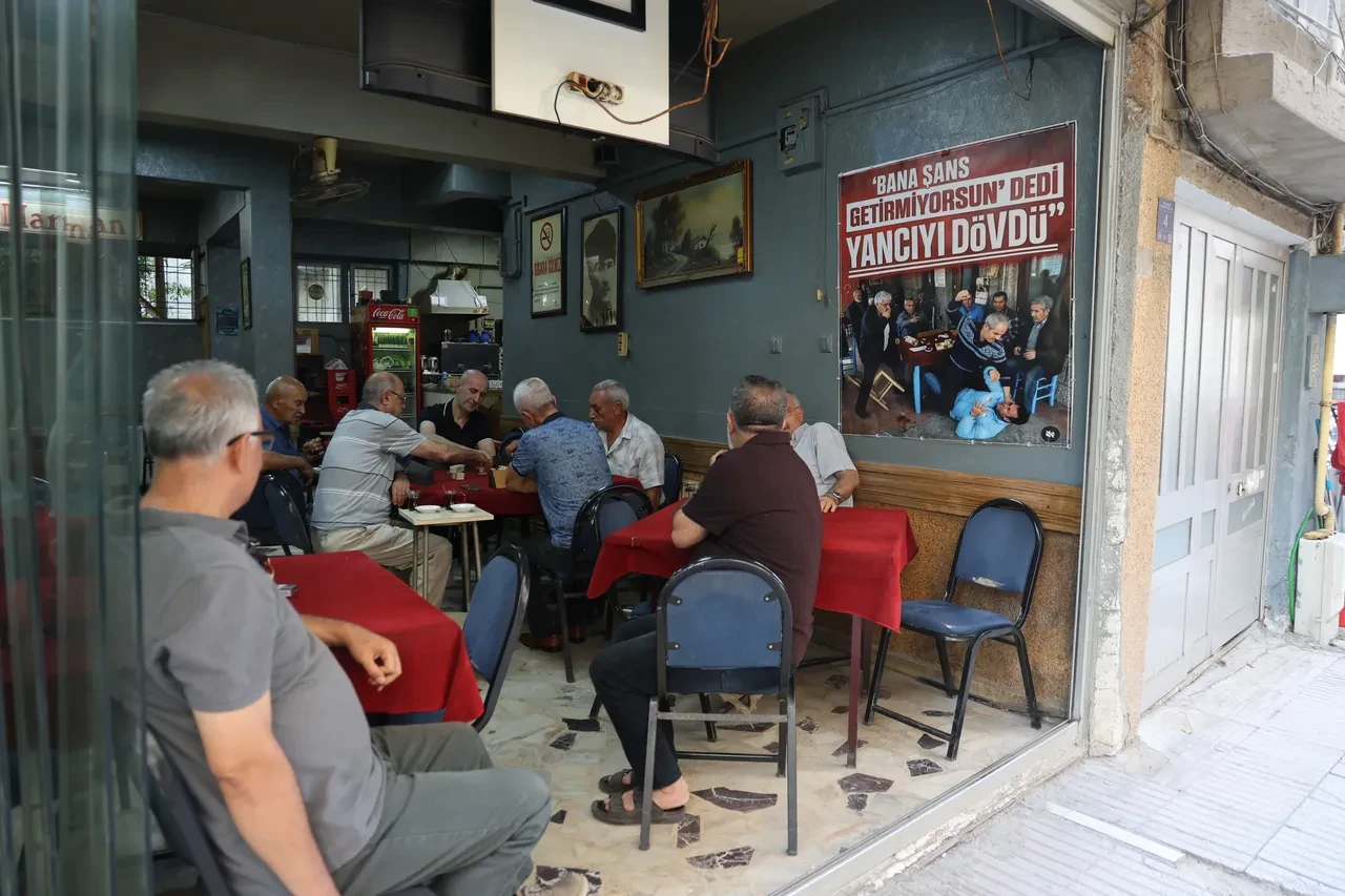 Kahvehanede 'Yancı' krizine ilginç çözüm: Afişi gören fotoğraf çektiriyor