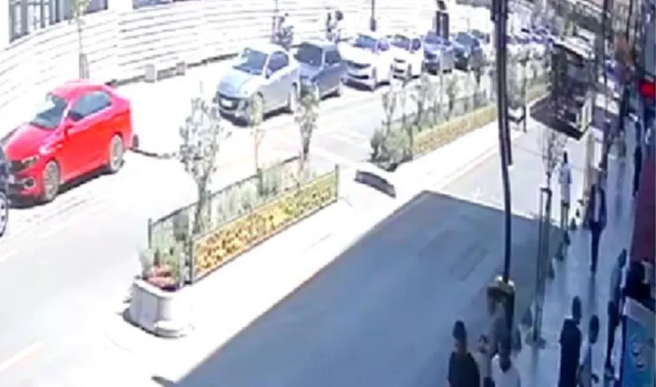 Karabük'te belediye otobüsü yayaya böyle çarptı! İşte o anlar