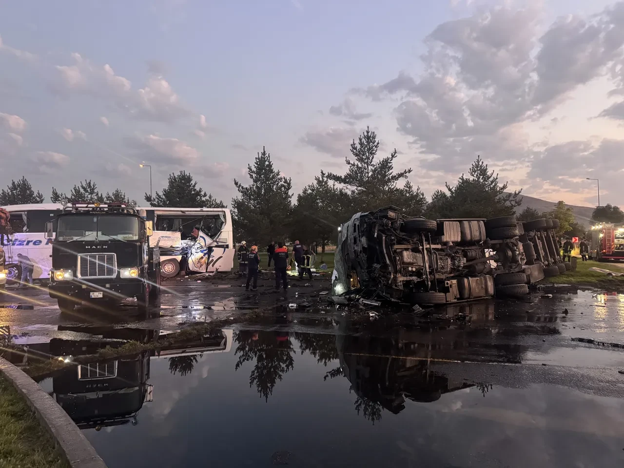 Kayseri'de yolcu otobüsüyle yakıt tankeri çarpıştı: Çok sayıda yaralı