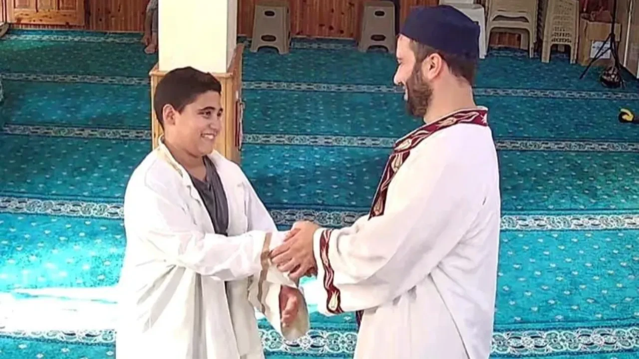 Namaz kılmaya şortla gelen çocuğa imamdan sıcacık davranış! Sosyal medya bu görüntüleri konuşuyor 