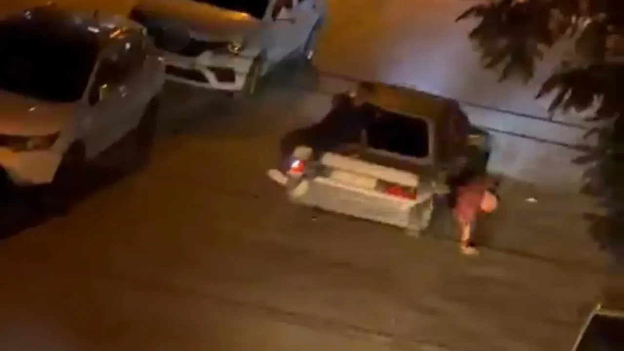 Şanlıurfa’da yüreklerin ağza geldiği anlar: Ani fren yaptı, bagajdaki genç altında kalmaktan son anda kurtuldu!