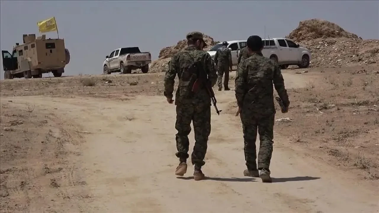 Suriye'de SDG/YPG'nin kendisini feshetmesine Tom Barrack'tan ilk tepki! Trump'ın Orta Doğu planına işaret edip 'Tarihi bir olay' dedi