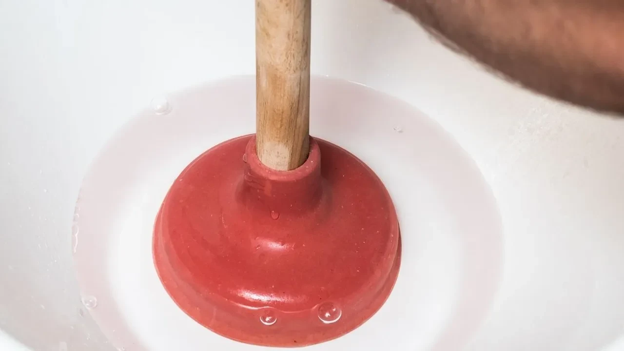 Tesisatçıların yıllardır kullandığı yöntem! Tıkalı borular için şaşırtan çözüm