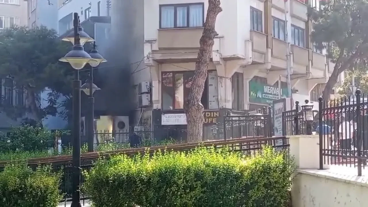 Trafo bomba gibi patladı: Cumhuriyet Meydanı alev alev yandı