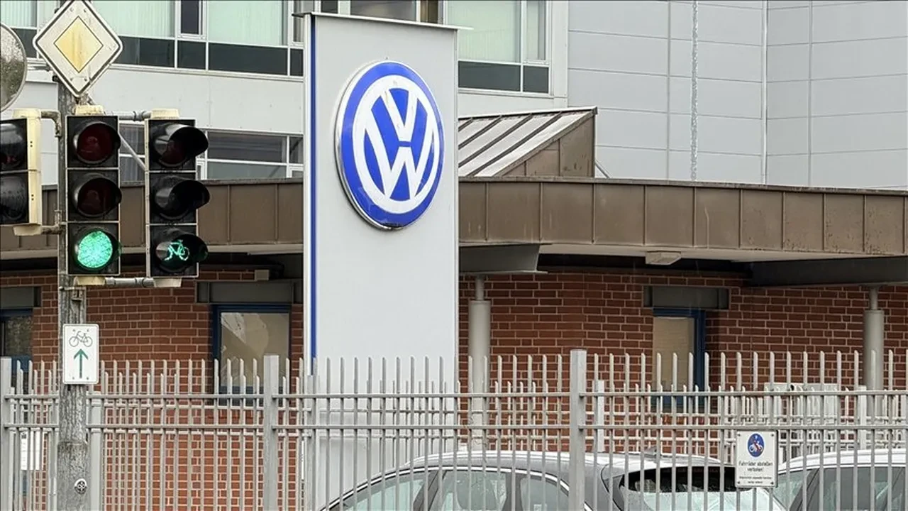 Volkswagen’de tarihi kriz! Yönetim ve işçiler karşı karşıya geldi, sert protestolar kapıda